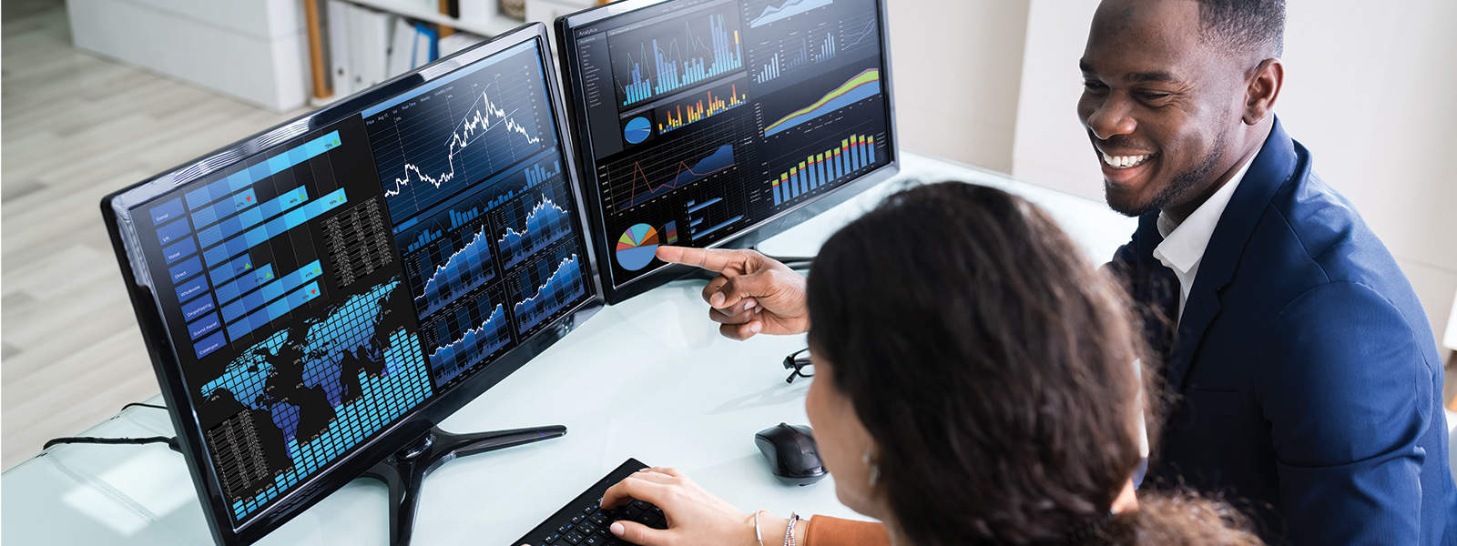 People-analysing-data-h